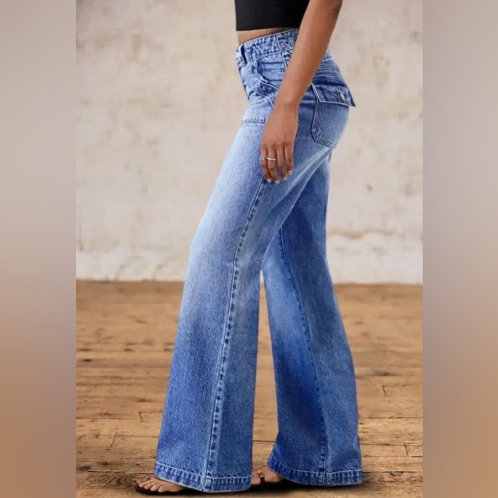Women's Straight Leg Jeans in Light Blue - Picture 2 of 7